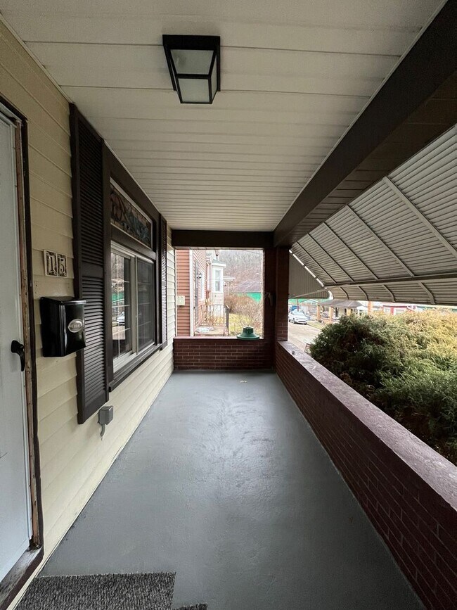 Building Photo - Entirely Renovated 2 bed, 1 full bath in E...