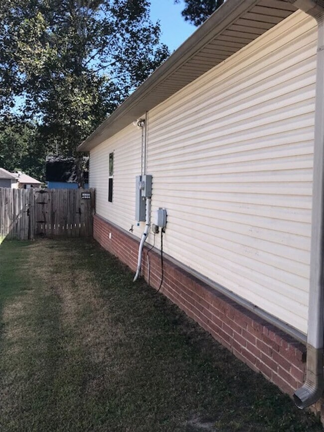 Building Photo - Beautiful Jacksonville Brick and Siding Ho...