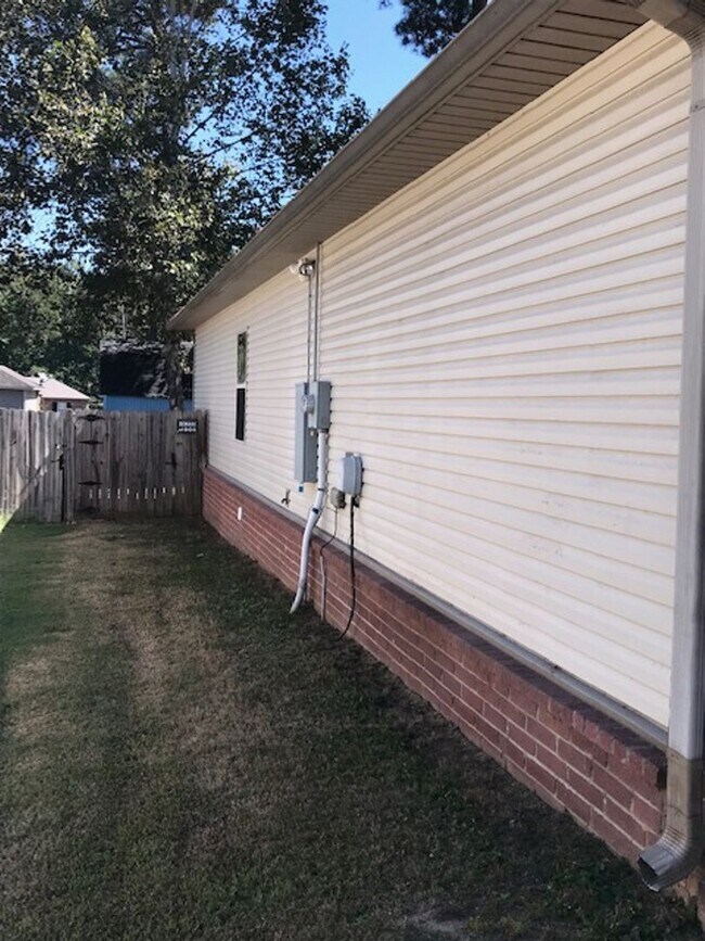 Foto del edificio - Beautiful Jacksonville Brick and Siding Ho...