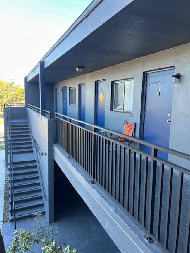 Building Photo - Well maintained 2/1 centrally located