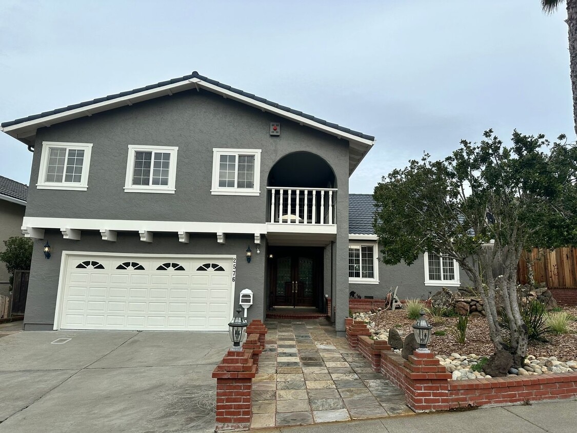 Foto principal - Exquisite Belmont Estate with Luxurious Am...