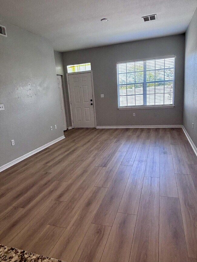 Foto del edificio - Colibri Way Townhome
