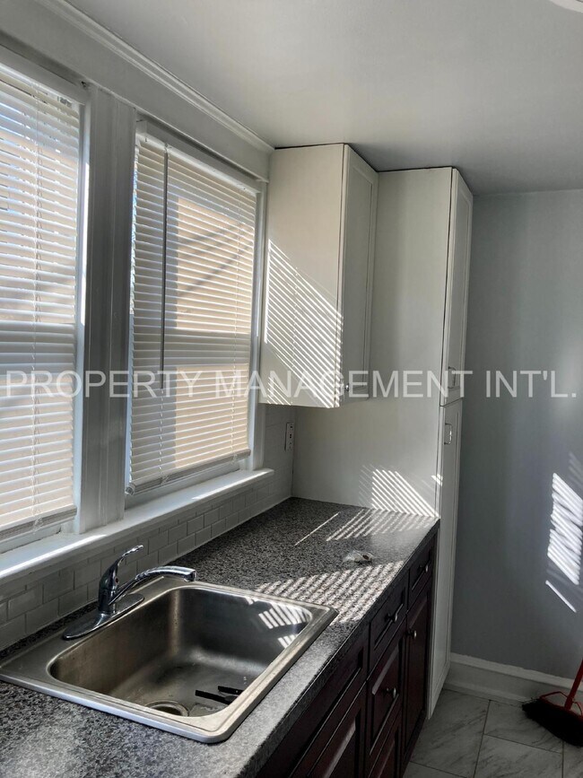 Building Photo - Spacious 2 bedroom apartment, Northeast Ph...