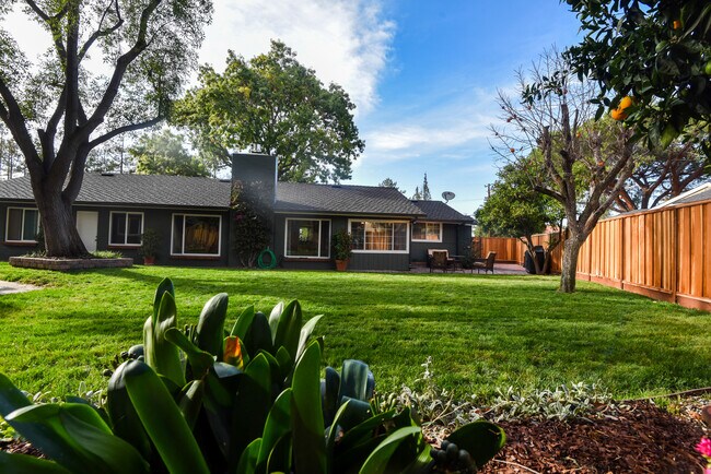 Foto del edificio - 4132 Hidden Valley Ln