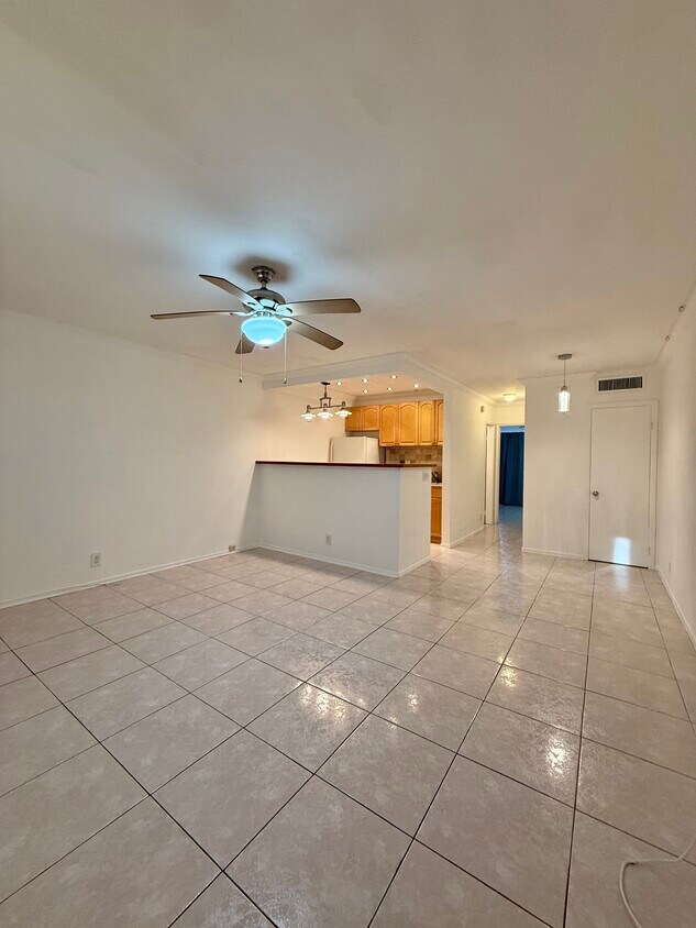 Entrance - 467 Golden Isles Dr
