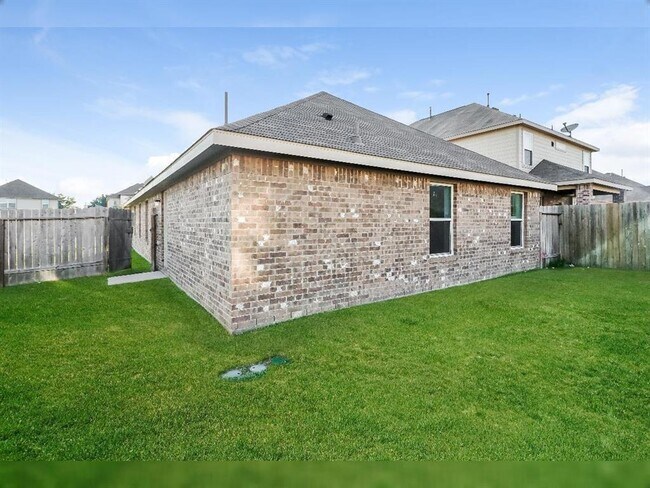 Building Photo - 3202 Primrose Dr