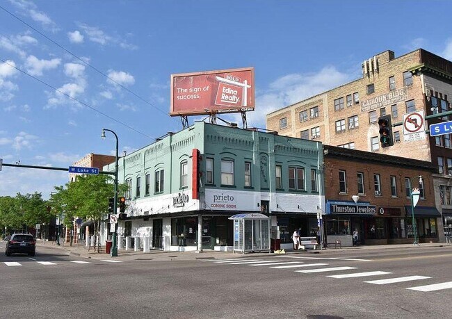 Building Photo - 701 W Lake St