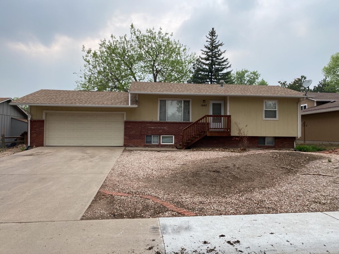 Primary Photo - 4 Bed 2 Bath Home in great location West F...