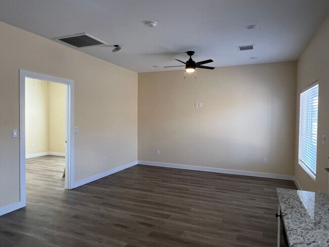 Foto del edificio - Dual Primary Suites & 2 car Garage