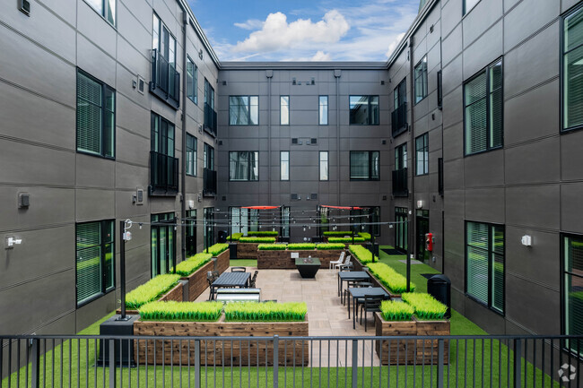 Upper Level Courtyard - Frisbie