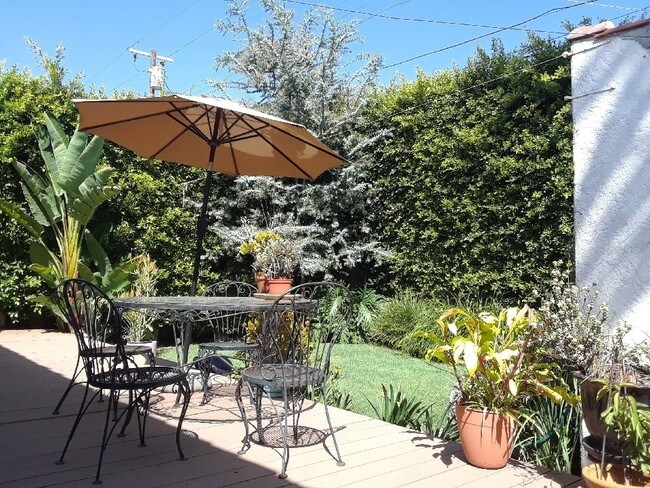 rear yard and deck - 618 N La Jolla Ave