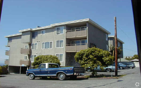 Primary Photo - Skyline Apartments