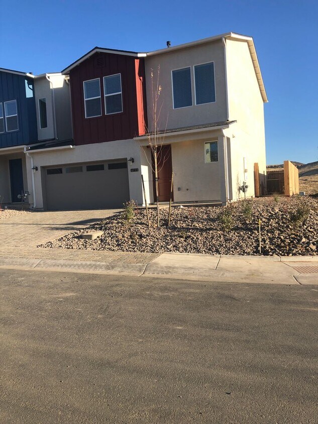 Foto principal - CORNER LOT - END UNIT - NO YARD TO MAINTAI...