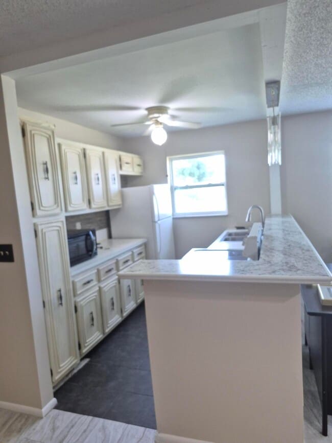 Building Photo - 737 High Point Blvd N