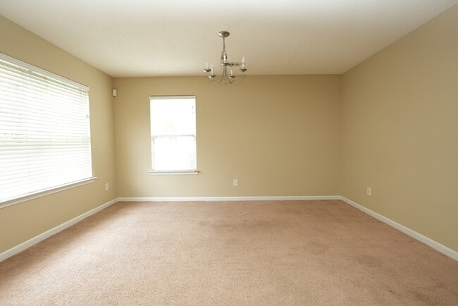 Foto del edificio - Spacious 4 bedroom home plus loft