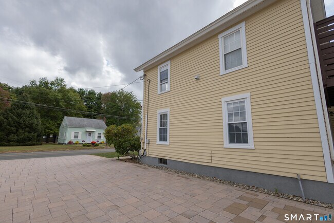 Building Photo - 387 Buckland St