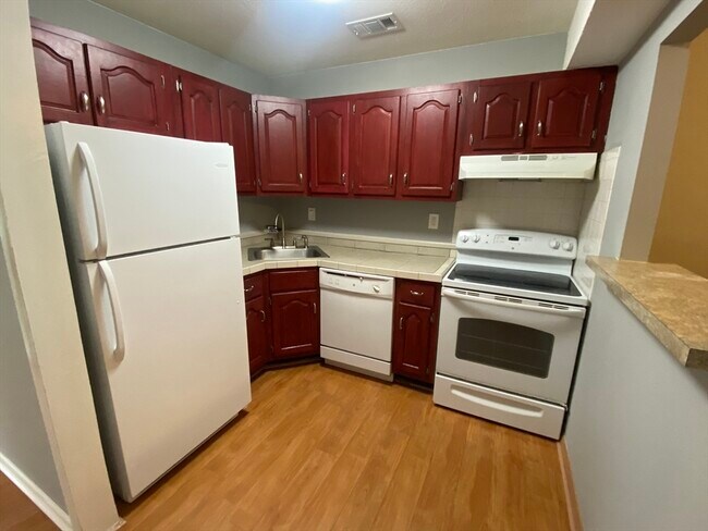 Building Photo - 555 Russell Rd