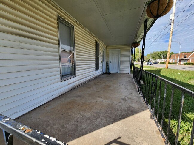 Building Photo - Spacious 3-Bedroom, 1-Bathroom Home AVAILA...