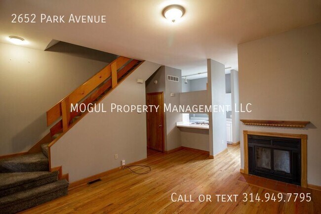 Building Photo - 2-bed townhouse w/ garage!