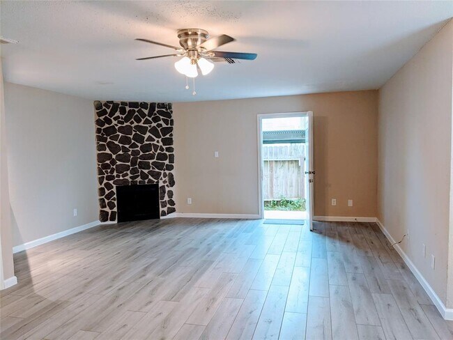 Foto del edificio - 8323 Wilcrest Dr