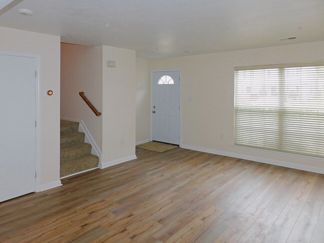 Building Photo - Recently Renovated 2 Story Inner Town Home...