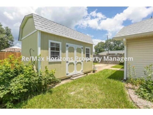 Building Photo - Wonderful Cantonment Home!