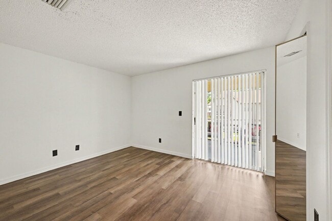 Building Photo - 3100-3111 Sir Hamilton Cir