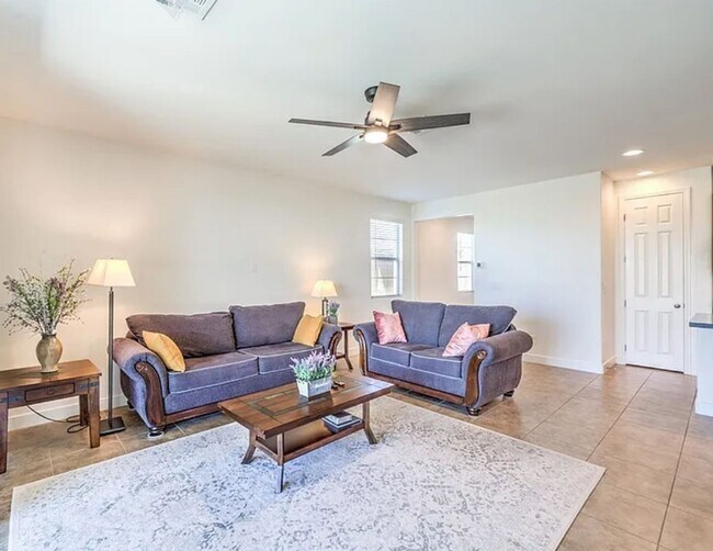 Foto del edificio - Summerlin Stunner- Spacious Backyard, Stri...