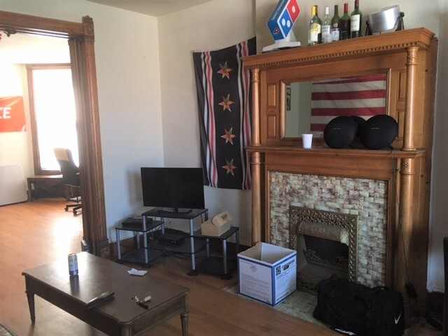 Foto del edificio - 2337 N Bosworth Ave