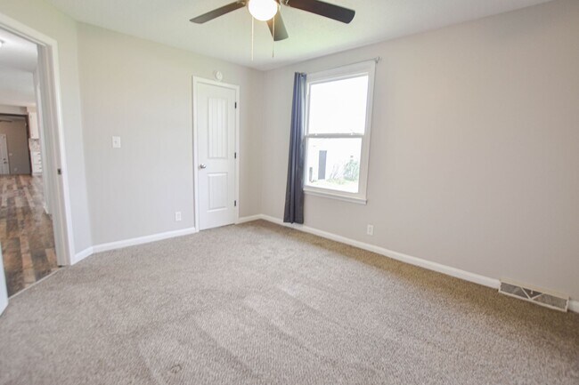 Building Photo - Pet Friendly Three Bedroom!