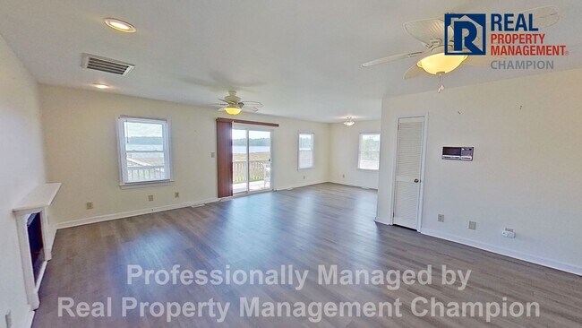 Foto del edificio - Charming Water Front Home with Private Dock