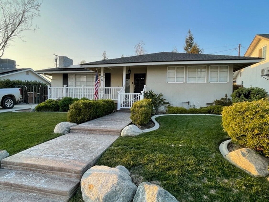 Primary Photo - Gorgeous 3 Bedroom 2 Bath Home in Bakersfi...