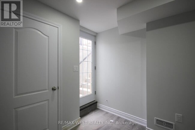 Building Photo - 152 The Queensway