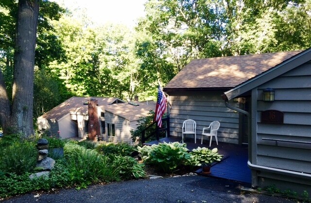 cabaña frente (en la parte trasera de la casa principal) - 16 Samuelson Rd