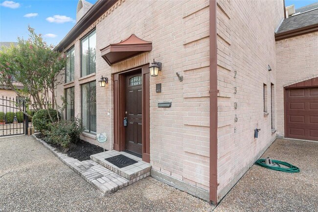 Building Photo - 2306 Potomac Dr