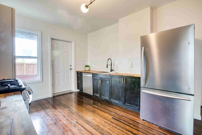 Foto del edificio - 2bed 1 bath apartment for rent on Kibbe St