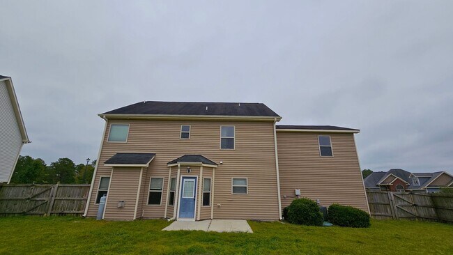 Building Photo - 4 BR 3 BA Maple Hill