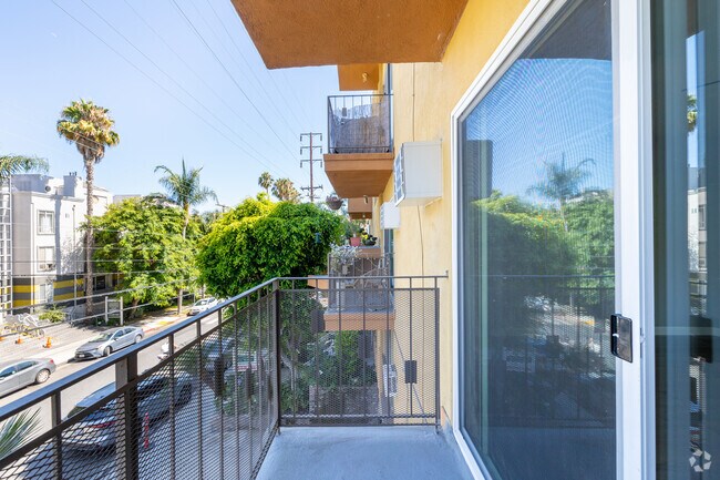1 habitación, 1 baño - 727 pies cuadrados - Balcón - 909 Palm Ave