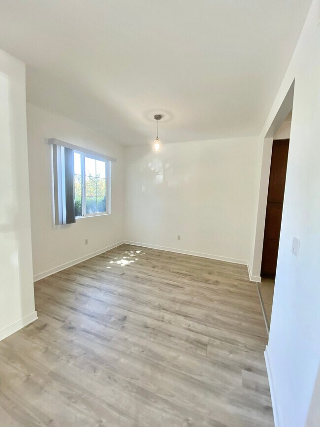 Building Photo - 9731 Vesper Ave