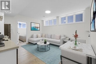 Building Photo - 547 Mutual St