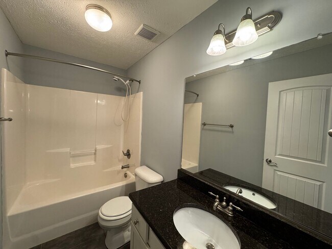 Foto del edificio - Beautiful 3Bedroom/3Bath Town-Home