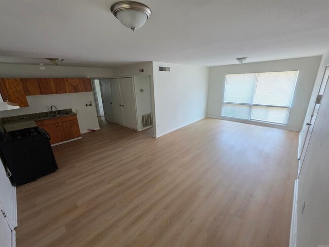 Building Photo - 4 N Meadowcliff Dr