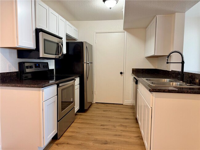 Building Photo - 230 Mission Catalina Ln
