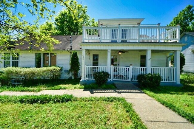 Building Photo - 3008 Lakeshore Dr