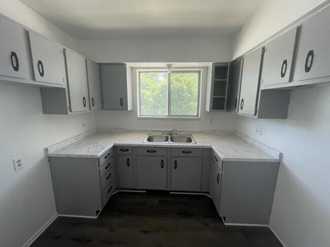 Building Photo - 2640 S Windsor Cir