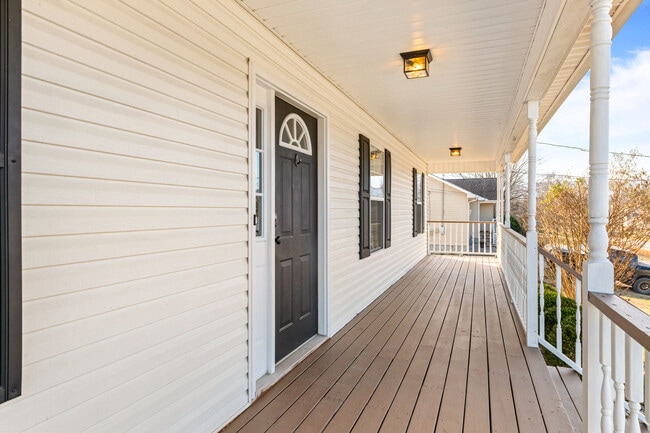 Building Photo - 230 Clover Cir