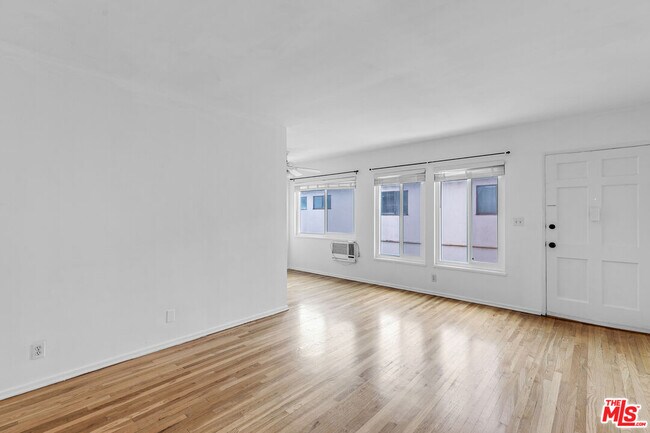 Building Photo - 1248 Barry Ave