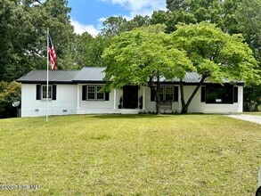 Building Photo - 611 E L Ives Dr