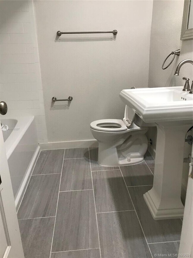 Foto del edificio - 6703 N Kendall Dr