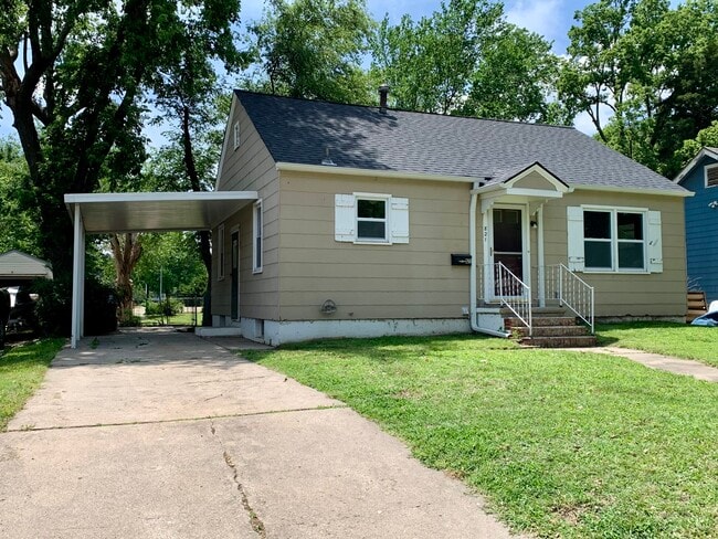 Carport - 821 W 7th St